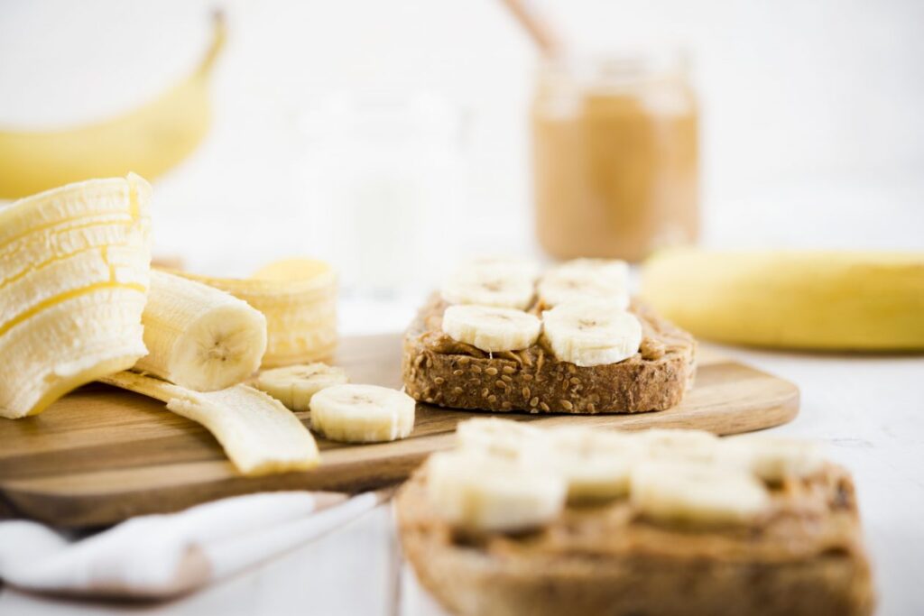 close-up-bread-slices-with-banana